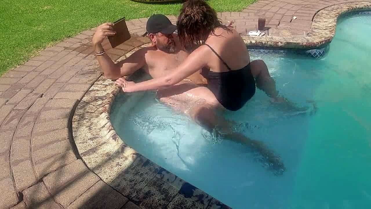 Pareja amateur explora el sexo junto a la piscina con un desconocido -  WatchMyGFxxx