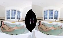 Естествените гърди на тийнейджърката Джейд Бейкър се наслаждават на домашно мастурбиране в банята