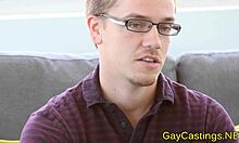 Homoseksuelt par udforsker anal leg og deepthroat i hjemmelavet video