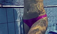 Ryska tonåringen Elena Prokovas naturliga bröst och perfekta kropp i poolen