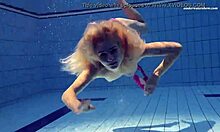 Russisk tenåring Elena Prokovas naturlige pupper og perfekte kropp i bassenget