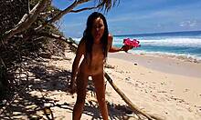 Selbstgemachtes Video, in dem die Freundin nackt wird und mit einem Buttplug am Strand spielt