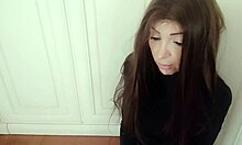 صديقة جذابة تعترف برغباتها الجنسية في فيديو منزلي من وجهة نظر الشخص الثالث.