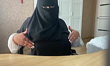 Ibu Tiri Arab Bermain Solo di Webcam