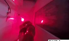 Kendra Cole, o brunetă uluitoare, se bucură de un duș senzual într-un videoclip de casă