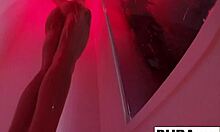 Kendra Cole, úžasná brunetka, si užívá smyslnou sprchu v domácím videu
