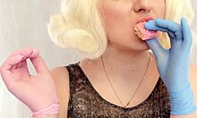 Arya Granders cookie food fetish ASMR video, jossa tyttö naapurin koskettaa