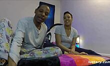 Amatør sort par engagerer sig i lidenskabelig elskov derhjemme