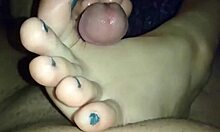 L'ex-petite amie fait plaisir avec un massage des pieds et du sexe oral à la maison