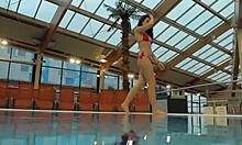 Katy Sorokas nage nue au bord de la piscine en bas de maillot rouge