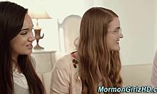 Gözlüklü genç kız yasak Mormon lezbiyen seksini keşfediyor