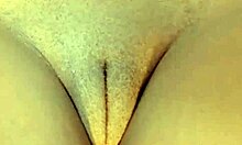 Kingstons szczupła laska pokazuje swoje umięśnione ciało i duży łechtaczkę