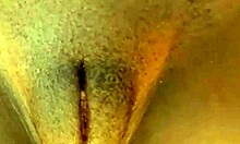 Kingston karcsú csaj mutatja meg izmos testét és nagy csiklóját