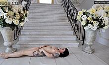 Dasha Gaga, tatuażowa nastolatka o oszałamiającej sylwetce, wykonuje akrobatyczne ruchy na podłodze