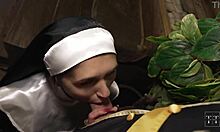 Természetes mellű apáca érzéki szopással kedveskedik izmos papjának