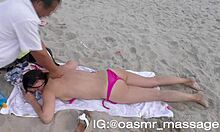 Genç kız arkadaş plajda üstsüz masaj yapıyor