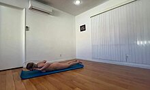 Una sessione di yoga mattutino che porta a un sesso bollente con milf