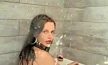Susedova dcéra Jolene v horúcej sprchovej scéne