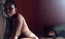アフリカンカップルの生々しい情熱が自家製のアマチュアビデオに捉えられています。