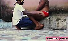 Африканска приятелка прави чувствена свирка на добре надарен съсед