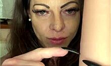 Ένα καυτό βίντεο POV μιας σέξι MILF που διδάσκει σε έναν ερασιτέχνη πώς να παίρνει το πέος σαν μια σισσυ πόρνη