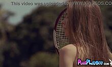 Evropská přítelkyně Kate Chromia se svléká na tenisovém kurtu