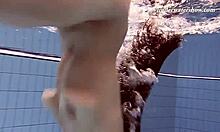 Ung rysk kvinna går för ett nakenbad i poolen