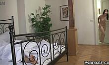 Vidéo maison d'une femme tchèque se faisant manger la chatte rasée avant de chevaucher une bite infidèle
