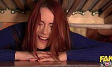 Wanita berambut merah dan berambut coklat yang atletik terlibat dalam threesome yang panas dengan seorang wanita cantik yang terperangkap di bawah katil