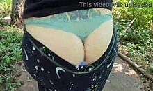 Kurviger Stiefmutter-Po in Jeans im Freien ausgestellt