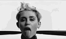 Hot teen Mileys frække narrestreger i en hed samling