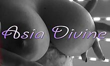Expérience Asia Divines dans une performance solo sensuelle et un plaisir personnel dans son cadre intime