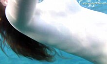 Adolescente espanhola sexy mergulha em paixão em um iate em Tenerife