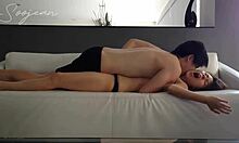 Азиатска двойка споделя интимни моменти на дивана в домашно видео