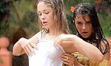 Beste Teengirls werden unter der Dusche im Freien nass