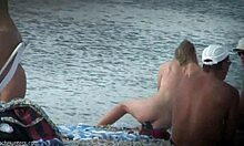 Ξανθιά με αγγελικό κορμί κυκλοφορεί γυμνή σε μια παραλία