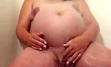 Valtaisa raskaana oleva mama masturboi viettelevästi suihkun alla