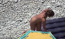 Kiimainen nudistipoika päättää ottaa aurinkoa täysin alasti kameran edessä