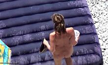Una chica nudista cachonda decide tomar el sol totalmente desnuda en cámara. ¡Mira cómo se divierten juntos!