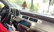 Crystina Rossi kouří svého černého býka v jedoucím autě