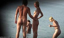 Nudistični voajerski video na plaži s svetlolaso najstniško kurbo