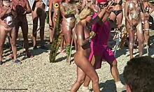 Vadias nudistas fazem sua dança ritualística em uma praia