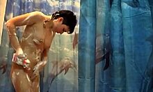 Bruneta sportivă cu mulete arată fierbinte în timp ce se fute în duș