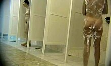 Волосатая киска девушки намыливается перед душем (скрытое порно с камерой)