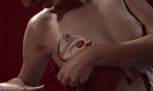 Schlanke Chick zeigt ihren entzückenden Körper in der öffentlichen Dusche
