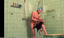 Štíhla amatérka ukazuje svoje mokré nahé telo v sprchách (HD voyeur)
