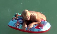 Блондинка с аппетитной попкой демонстрирует свои прелести в воде