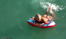 Bubbelrumpa blondin visar upp sina tillgångar i vattnet