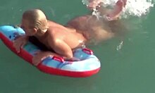 Blondă cu fundul cu bule își arată bunurile în apă