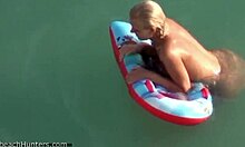 Blondínka s bublinkovým zadkom ukazuje svoje aktíva vo vode